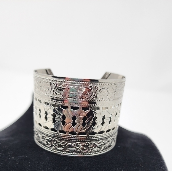 Silver Tone Floral Metal Women's‎ Cuff Bracelet - Picture 8 of 8